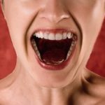 causas de los dientes oscuros
