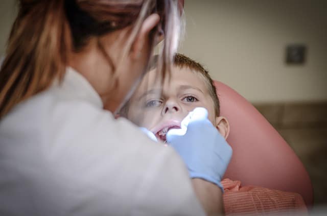 niño en dentista