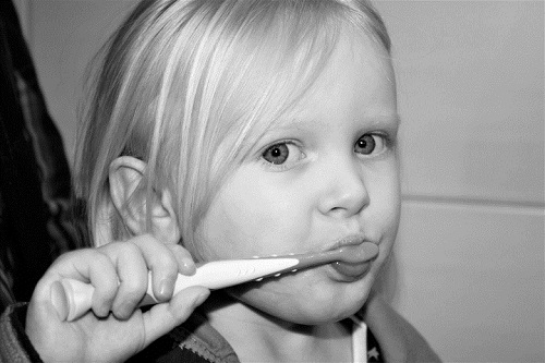 enseñar a cepillarse los dientes