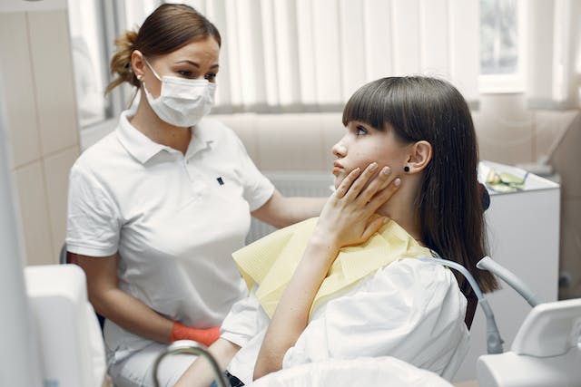 Consulta-con-un-dentista-por-dolor-de-muelas